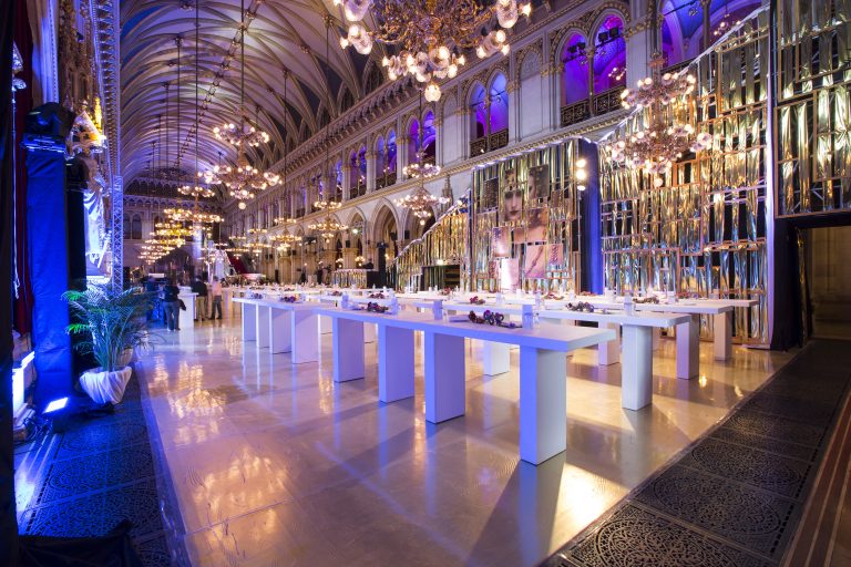Event im historischen Festsaal des Wiener Rathauses mit langen weißen, dekorierten Tischen