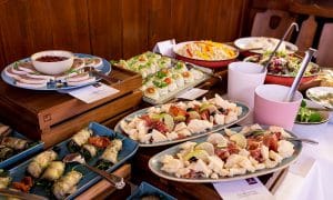 Buffet mit Vorspeisen, Antipasti, Parmesan mit Prosciutto, frischen Salate und Dressings