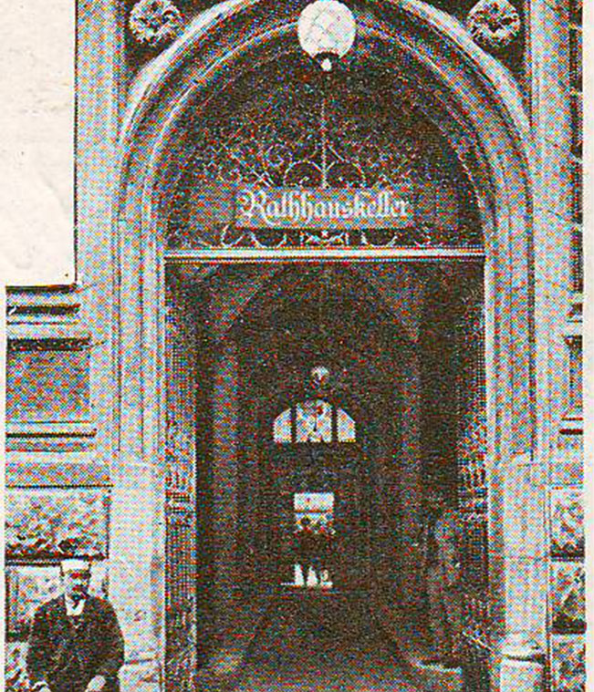 Schwarzweiß Fotografie vom alten Eingang des Wiener Rathauskellers