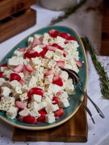 Platte mit Feta, Erdbeeren und Radieschen