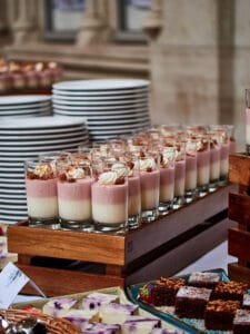 Gläser mit Dessert am Buffet Panna Cotta, Brownies und Blueberry-Cheesecake