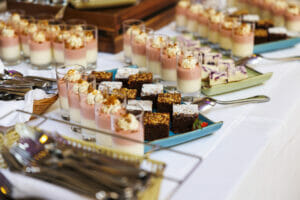 Auslage mit Desserts am Buffet, Brownies, Panna-Cotta Creme im Glas und Himbeer-Cheesecake