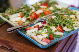 Platte mit frischem Salat aus Spargel, Erdbeeren und Rucola